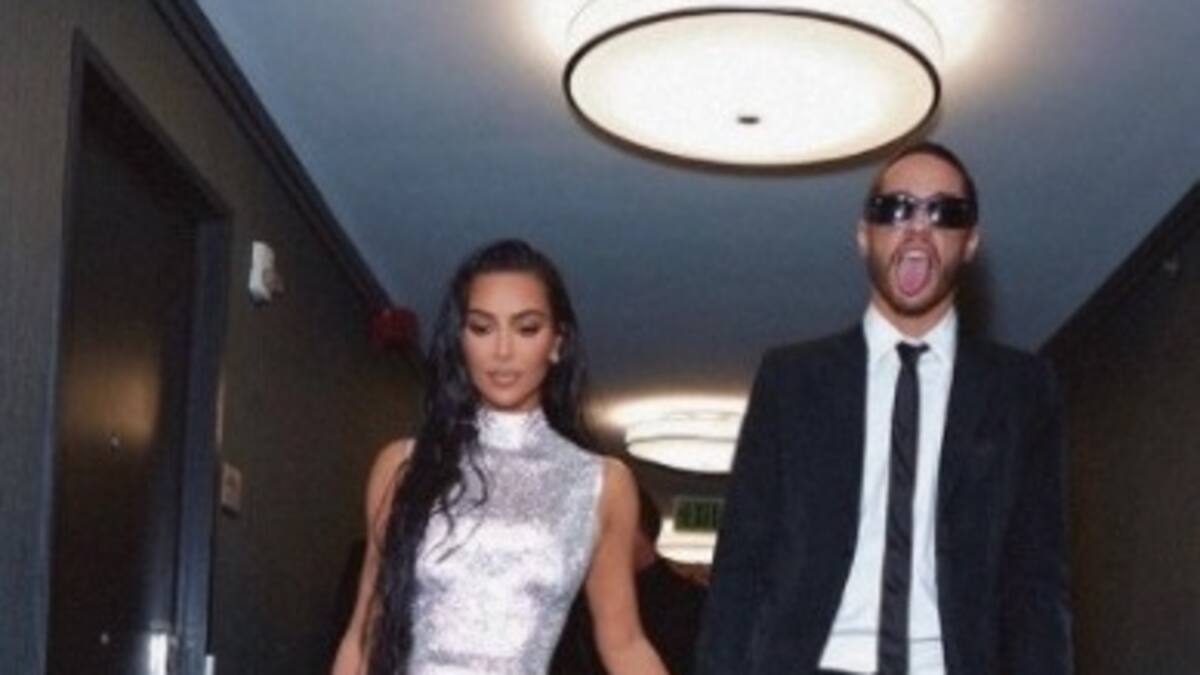 Kim Kardashian apoya a Pete Davidson en su emotiva despedida de ‘Saturday Night Live’