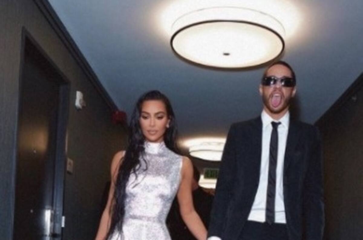 Kim Kardashian apoya a Pete Davidson en su emotiva despedida de ‘Saturday Night Live’