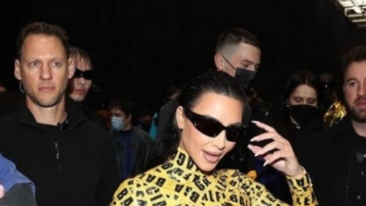 Kim Kardashian sufre con el look que eligió para el desfile de Balenciaga y provoca burlas