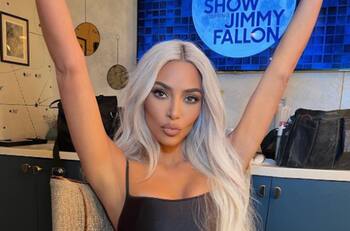 Kim Kardashian se mete en su papel de mamá para regañar a sus hijos en programa en vivo