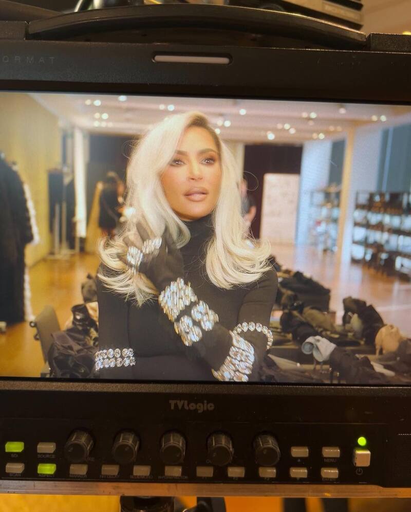 Kim Kardashian tiene percance con su vestido y encuentra una forma particular para resolverlo - Créditos: Instagram