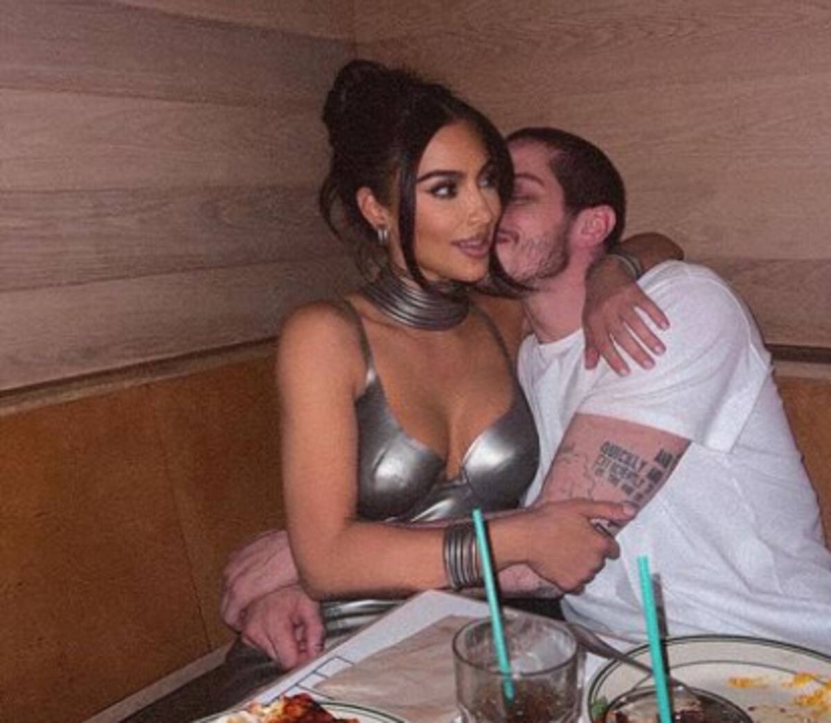 Kim Kardashian y Pete Davidson fueron vistos muy enamorados en los Premios Mark Twain - Créditos: Instagram