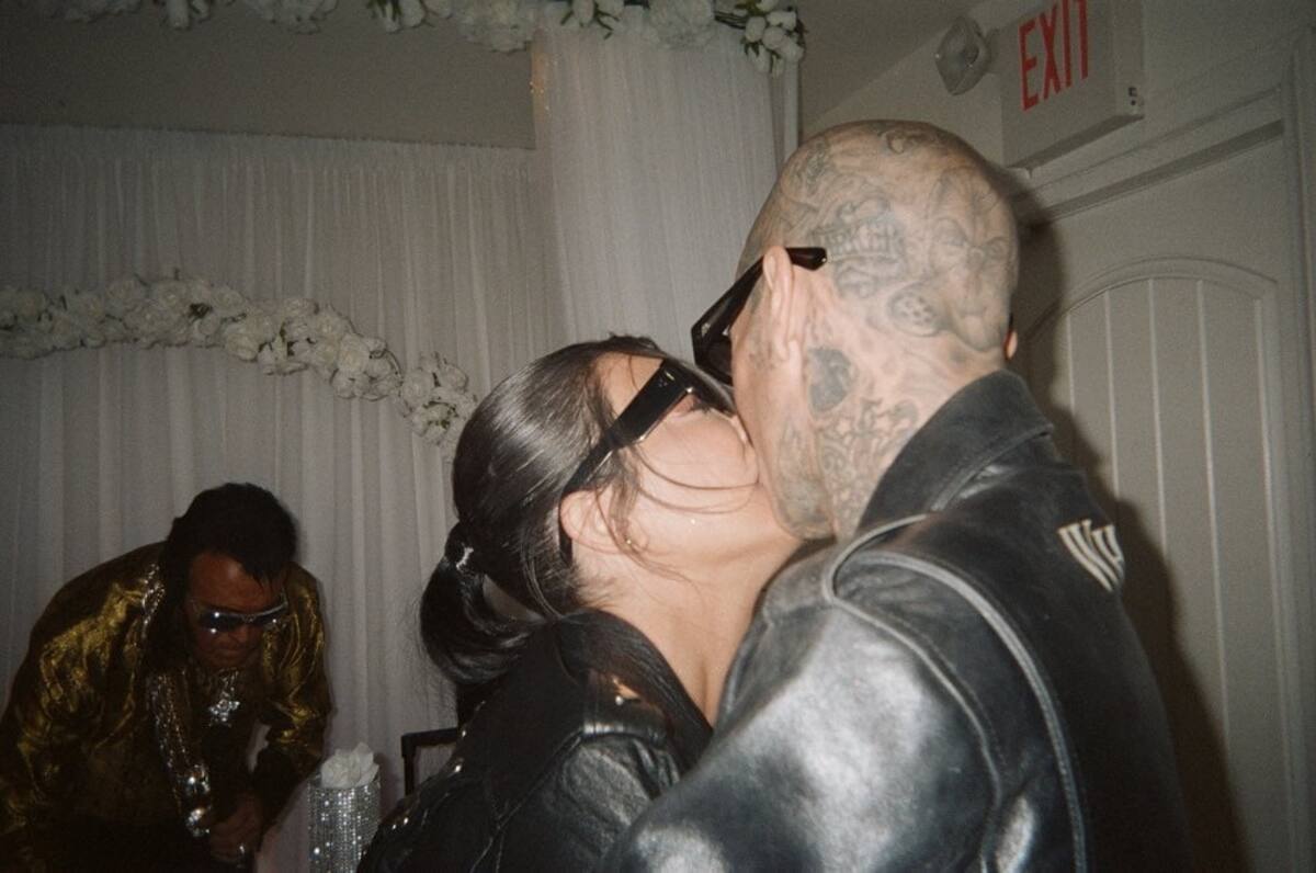 Kourtney Kardashian y Travis Barker estuvieron en la fiesta del Grammy - Créditos: Facebook