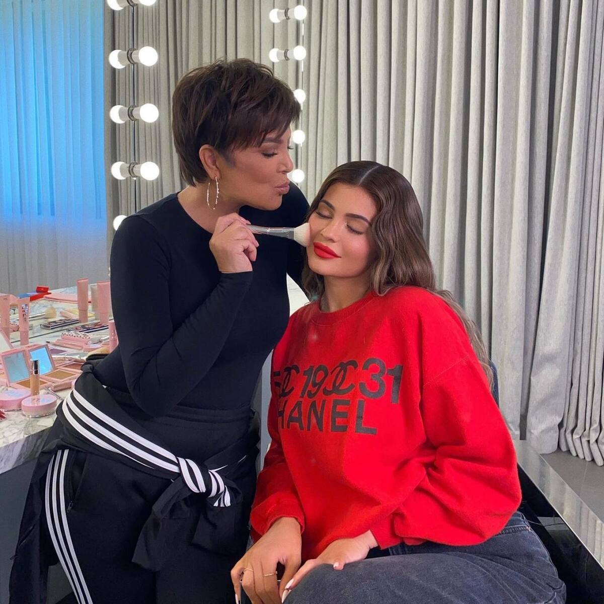Kris Jenner y Kylie aparecen en controversiales fotografías - Créditos: Instagram