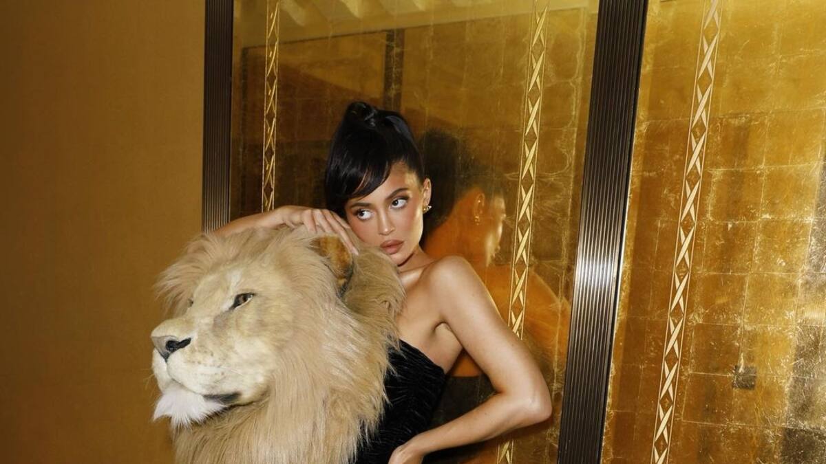 Kylie Jenner viste una extravagante cabeza de león irritando a grupos animalistas