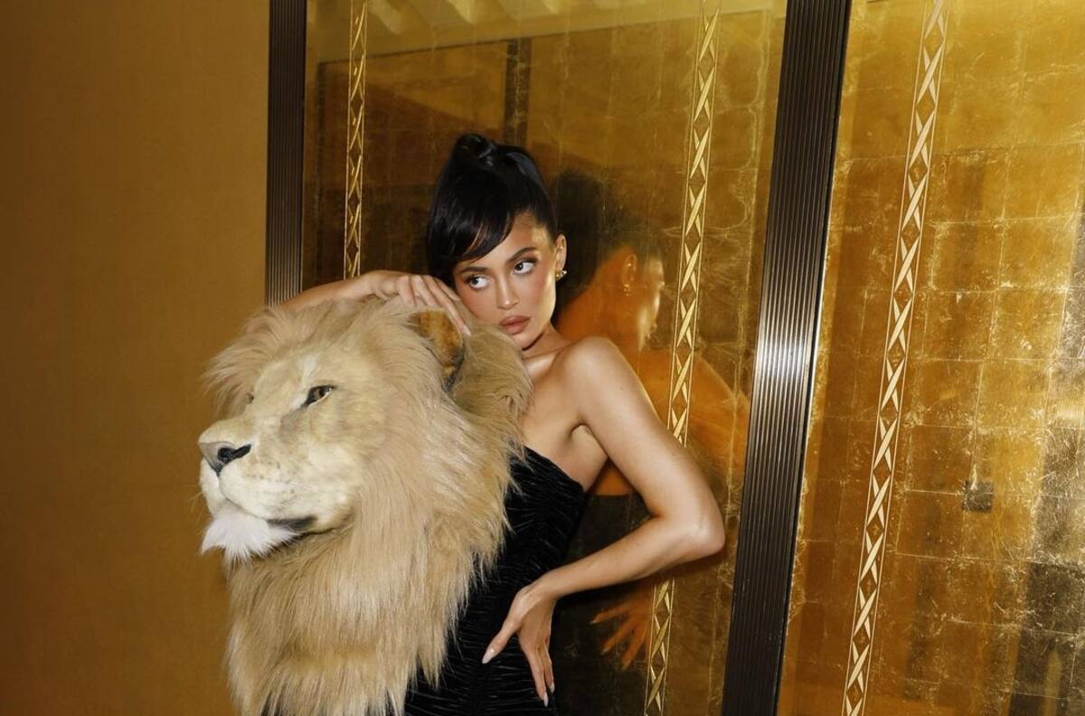 Kylie Jenner viste una extravagante cabeza de león irritando a grupos animalistas