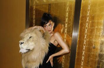 Kylie Jenner viste una extravagante cabeza de león irritando a grupos animalistas
