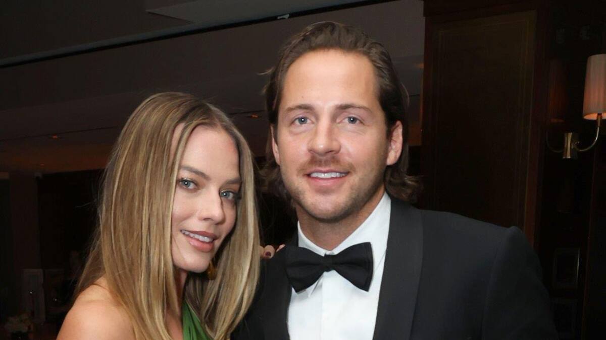 Margot Robbie se quita su anillo de bodas en medio de rumores de divorcio