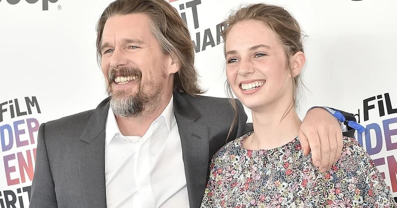 La actriz llegó a St. Barts con su famoso padre, su madrastra y sus hermanos - Créditos: Twitter