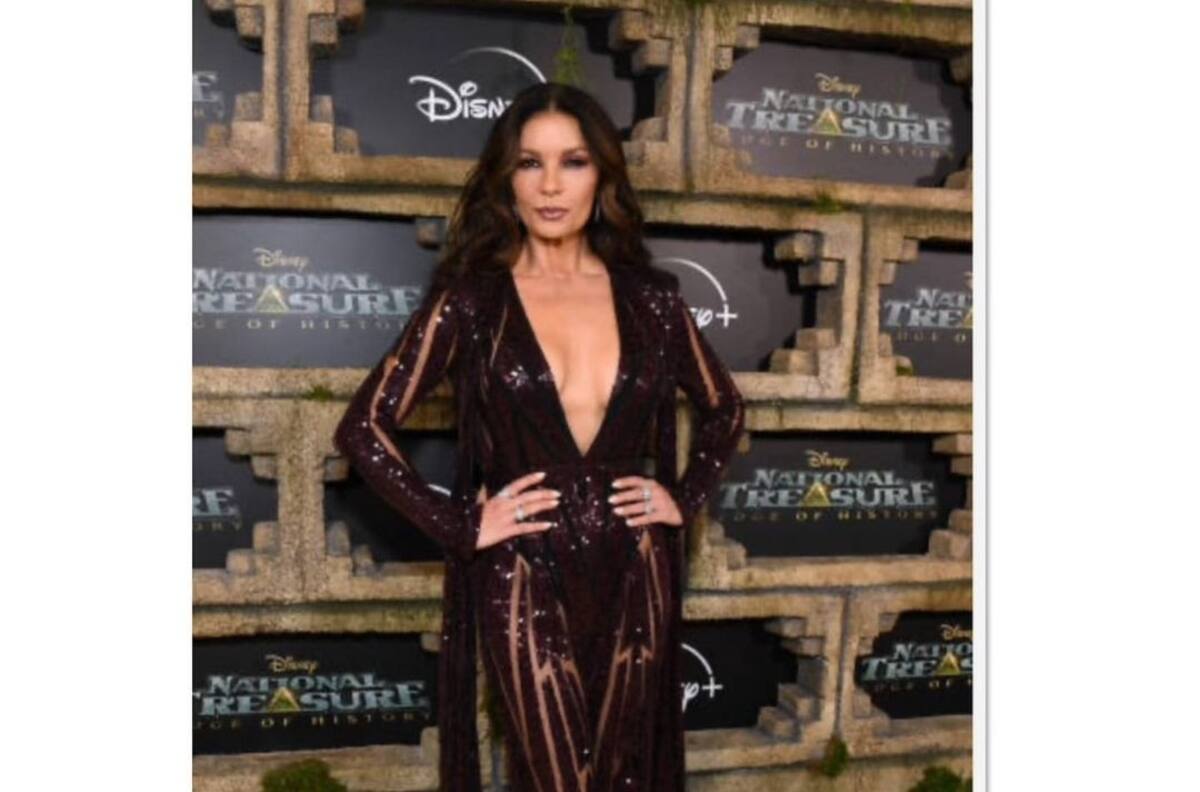 Catherine Zeta-Jones desfila junto a su hijo mayor y sorprende el parecido con su famoso padre