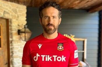 Ryan Reynolds se convierte en ídolo de una ciudad por comprar un equipo de fútbol