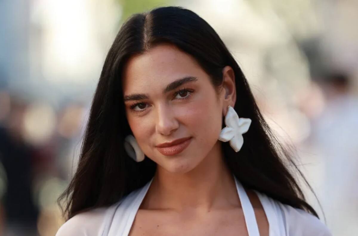 Dua Lipa acude a una boda y se lleva la fiesta gracias a su atrevido atuendo