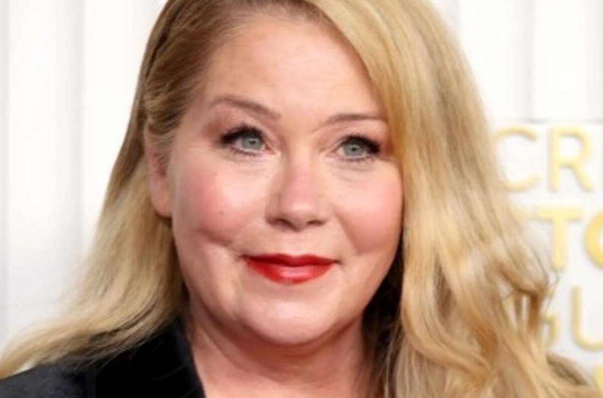 La combativa Christina Applegate asiste a última premiación como nominada afirmándose con un bastón