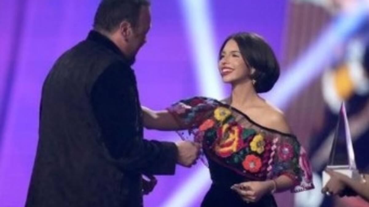 Ángela Aguilar deslumbra en Las Vegas luciendo un ajustado vestido; Pepe Aguilar guarda silencio