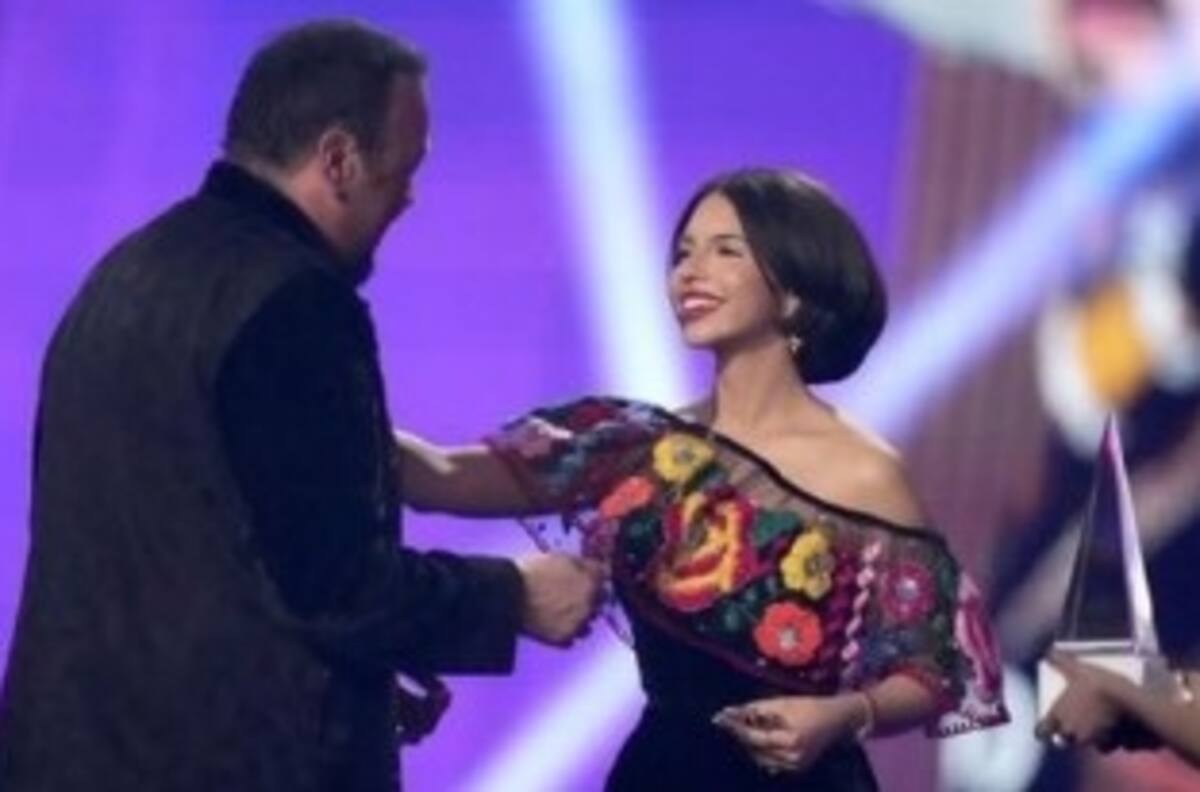 Ángela Aguilar deslumbra en Las Vegas luciendo un ajustado vestido; Pepe Aguilar guarda silencio