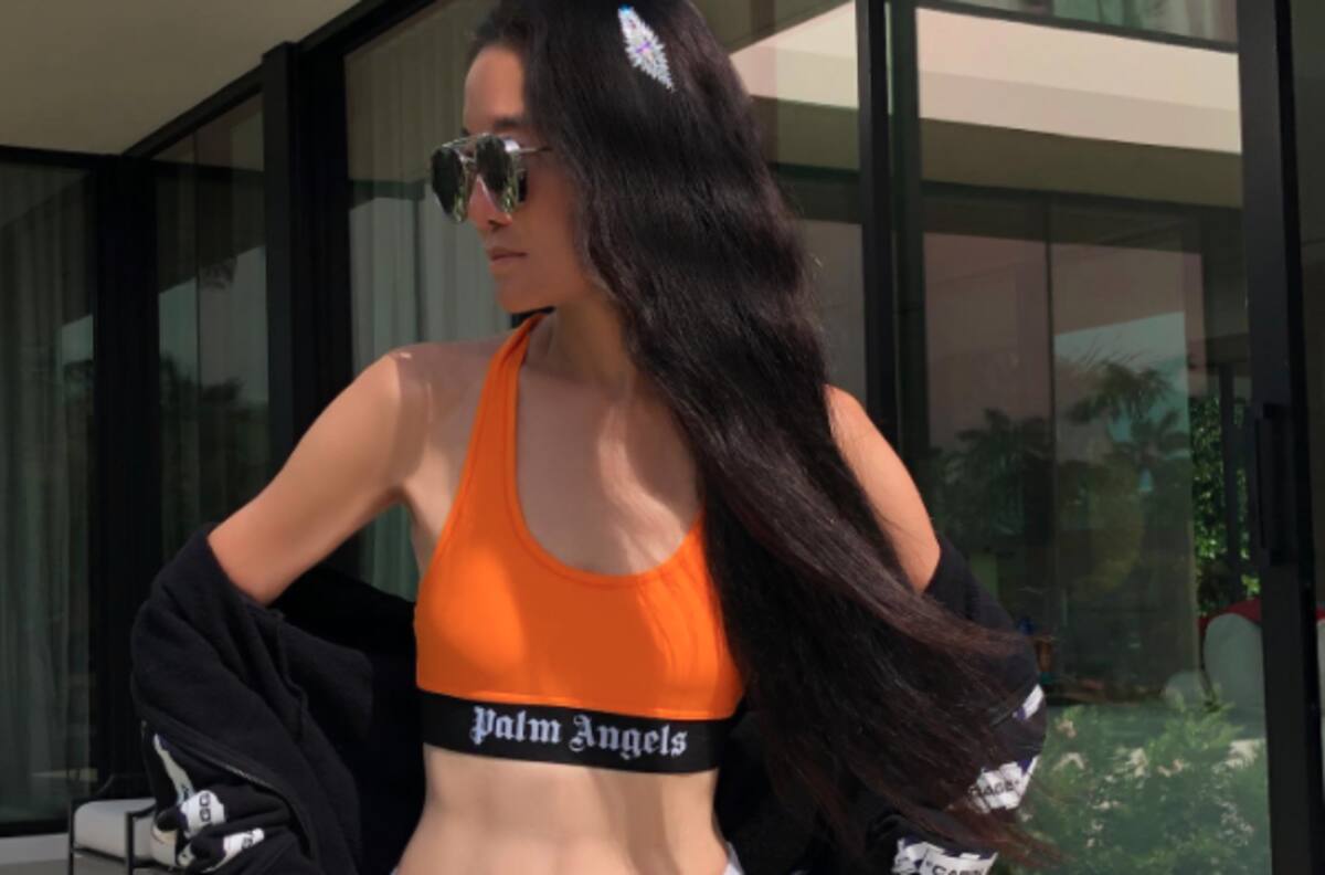 El curioso caso de la famosa diseñadora que a los 72 años luce como quinceañera