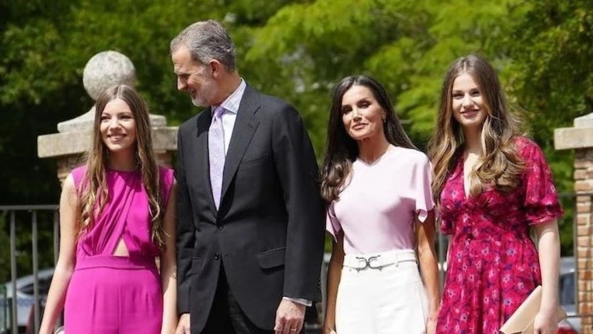 El arriesgado mono fucsia cruzado con el cual la infanta Sofía hizo su confirmación