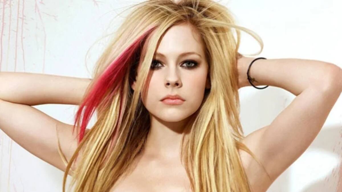 La insólita teoría que afirma que Avril Lavigne murió en 2003 y fue sustituida