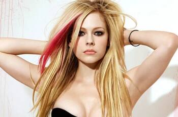 La insólita teoría que afirma que Avril Lavigne murió en 2003 y fue sustituida