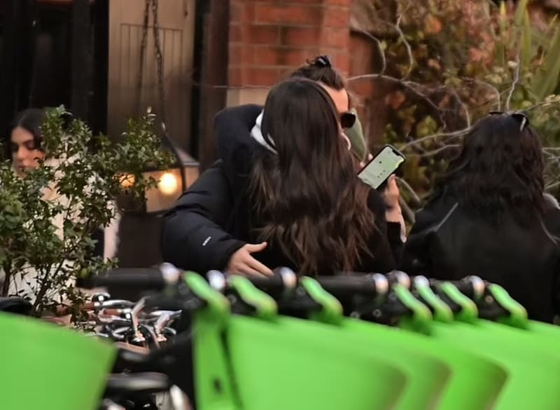 La misteriosa chica no se ha referido al respecto. - Créditos: Daily Mail