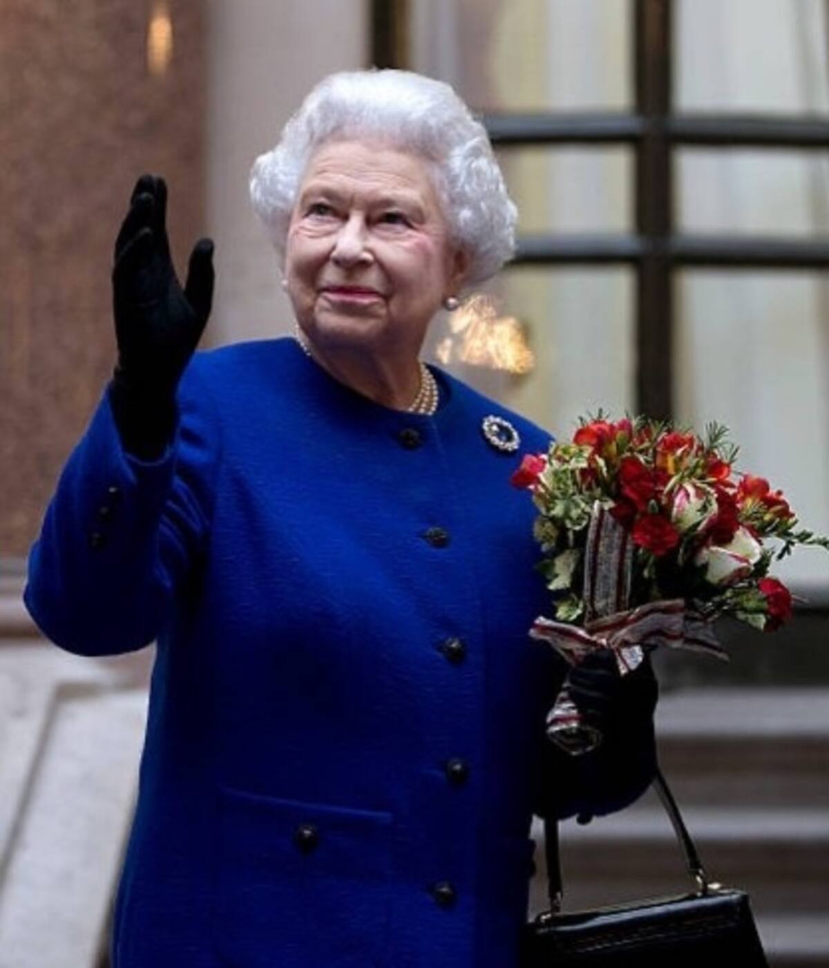 La mujer delincuente que presume conocer personalmente a reina Isabel II gracias al príncipe Andrés - Créditos: Instagram