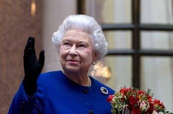 Príncipe Andrés le presentó a reina Isabel II a un delincuente que hoy está condenada y en prisión