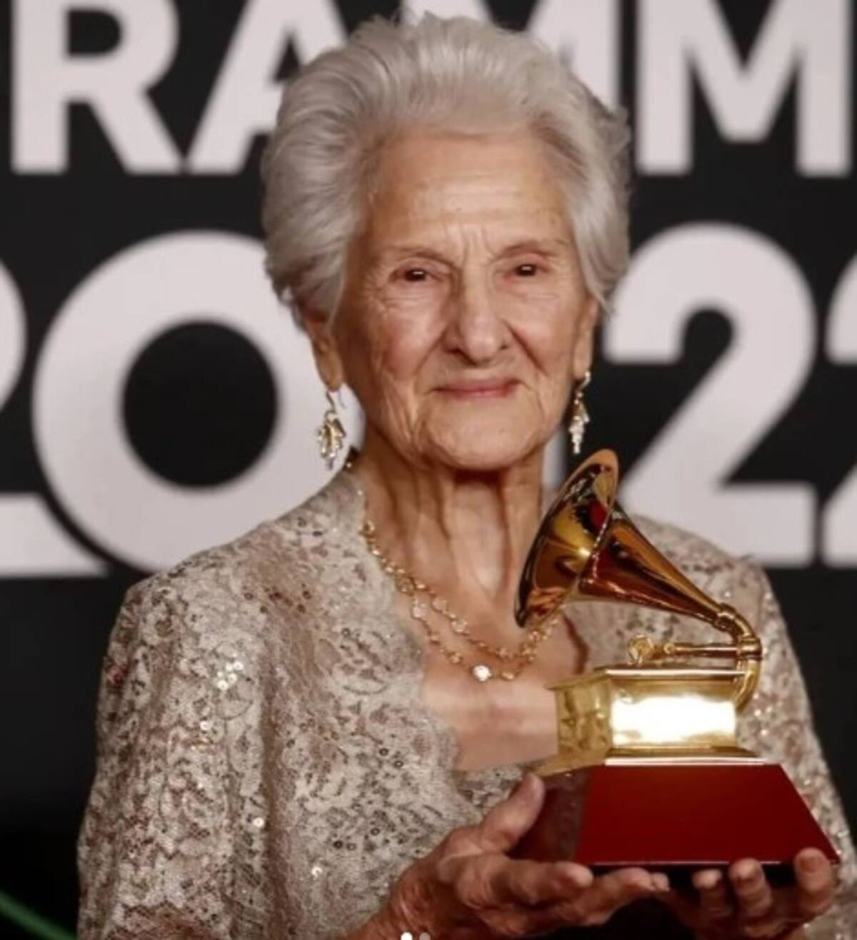 La mujer que ganó un Grammy a los 95, que tocaba guitarra escondida y temía que le robaran su música Luciendo el gramófono que le entregaron el jueves - Créditos: Instagram