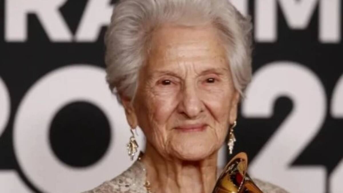 La mujer que ganó un Grammy a los 95 tocaba la guitarra escondida y temía que le robaran su música