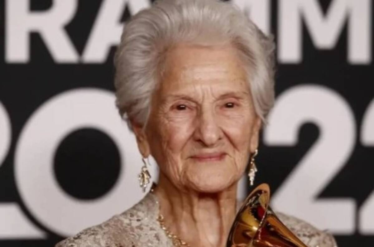 La mujer que ganó un Grammy a los 95 tocaba la guitarra escondida y temía que le robaran su música