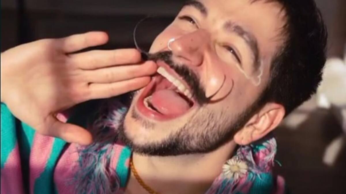 Camilo está muy emocionado por la noticia que acaba de recibir