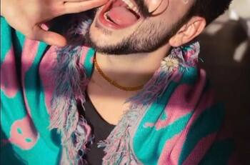 Camilo está muy emocionado por la noticia que acaba de recibir