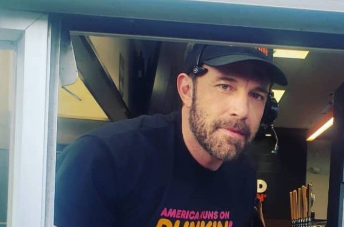 Ben Affleck aparece trabajando en una cafetería y JLo va de inmediato por un pedido