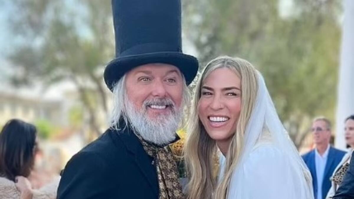 La nueva vida de las hijas mellizas de Lisa Marie Presley al lado de su padre guitarrista