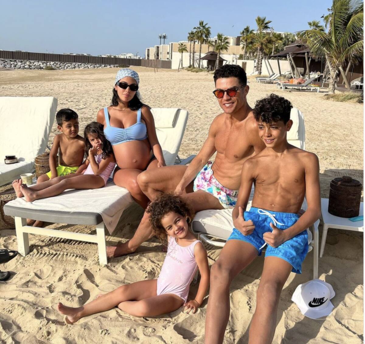 La pareja dio a conocer que perdieron a uno de los mellizos. - Créditos: Instagram