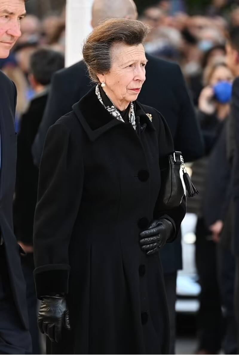 La princesa británica asistió al funeral junto a su esposo, sir Timothy Laurence - Créditos: Twitter