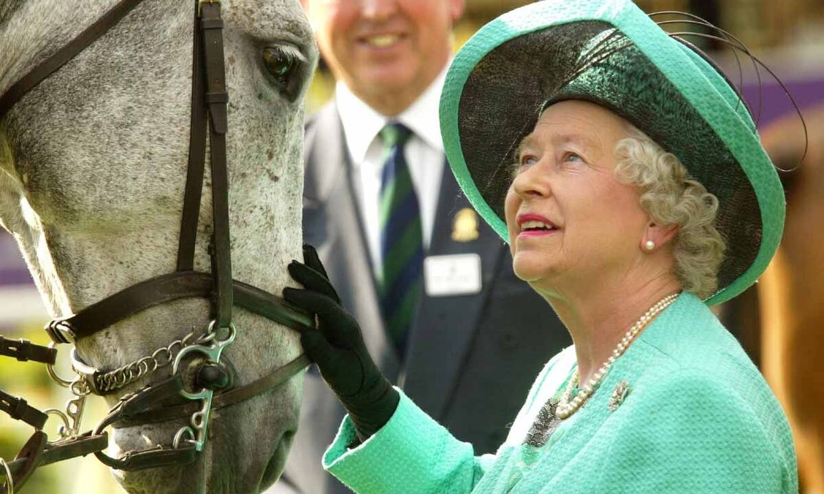 La Reina acompaña el té de las cinco con un sandwich especial. - Créditos: HolaUSA