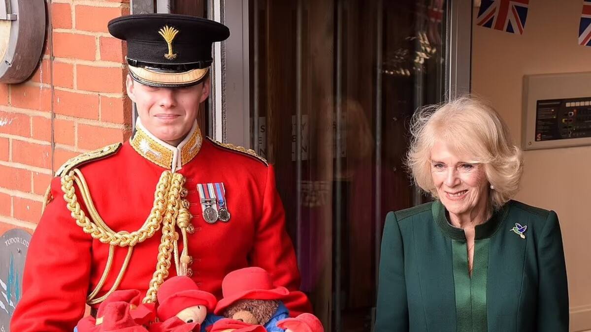 Reina consorte Camila entregó personalmente cientos de osos Paddington a niños necesitados