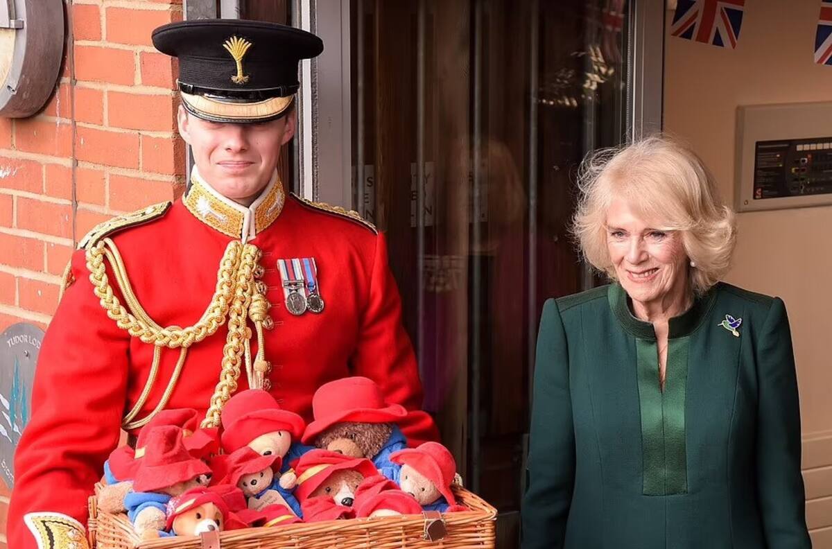 Reina consorte Camila entregó personalmente cientos de osos Paddington a niños necesitados