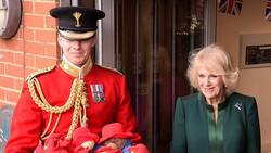 Reina consorte Camila entregó personalmente cientos de osos Paddington a niños necesitados