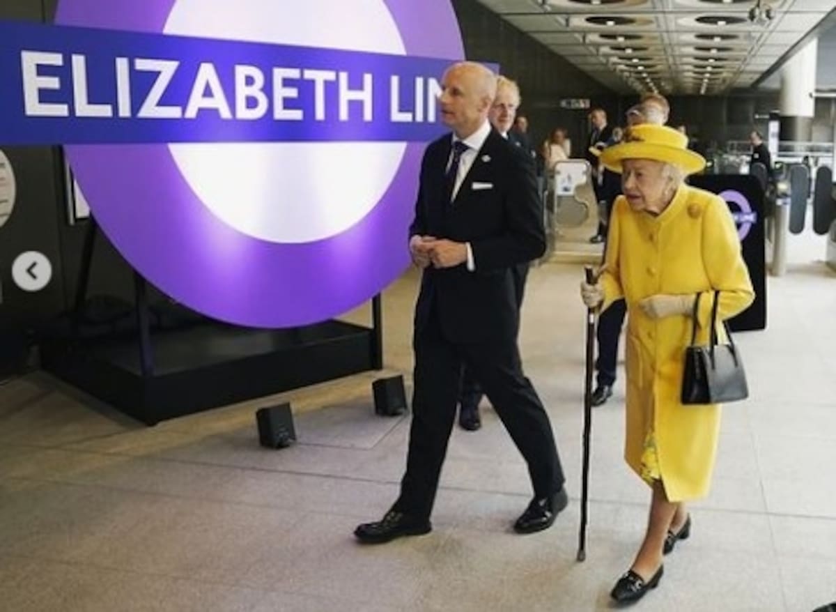 La Reina en la Línea Elizabeth del metro londinense. - Créditos: Instagram