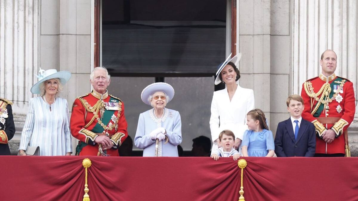 La reina Isabel II luce sonriente en su primera aparición para celebrar el Jubileo de Platino