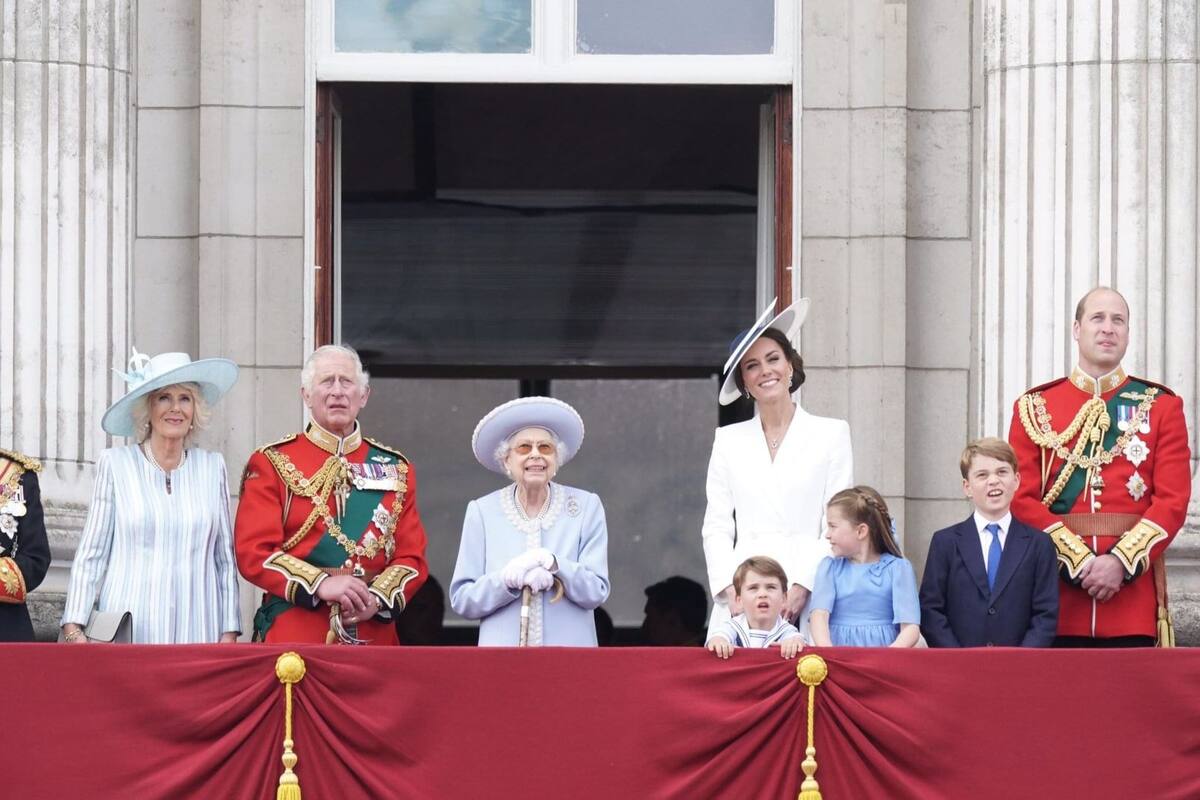 La reina Isabel II estuvo acompañada de los miembros más importantes de la realeza - Créditos: Facebook