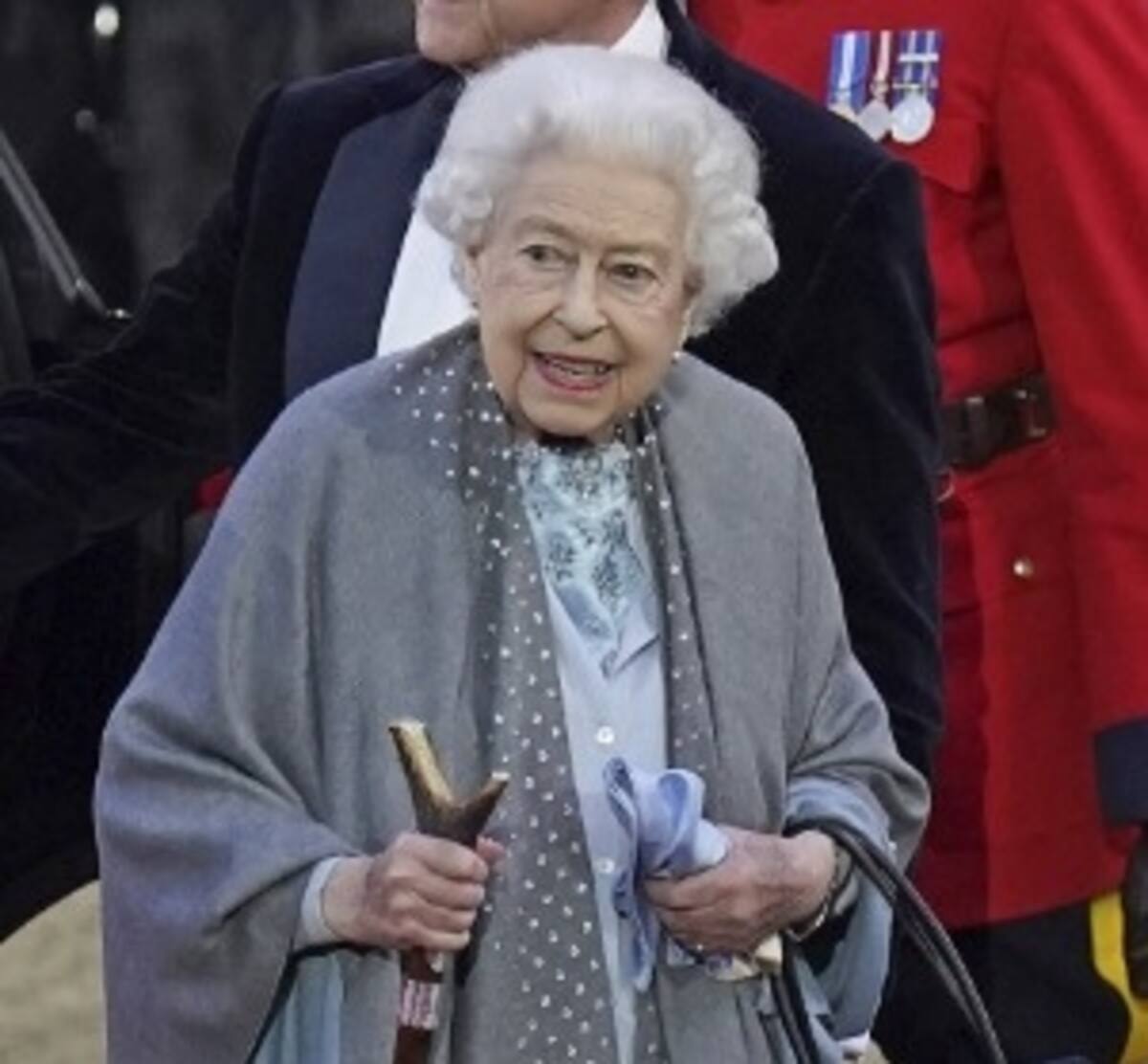 La Reina Isabel II llegó caminando al evento y se le vio con muy buen semblante. (IMÁGENES de Daily Mail) - Créditos: Daily Mail