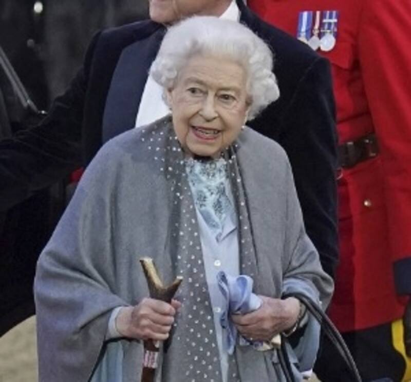 La Reina Isabel II llegó caminando al evento y se le vio con muy buen semblante. (IMÁGENES de Daily Mail) - Créditos: Daily Mail