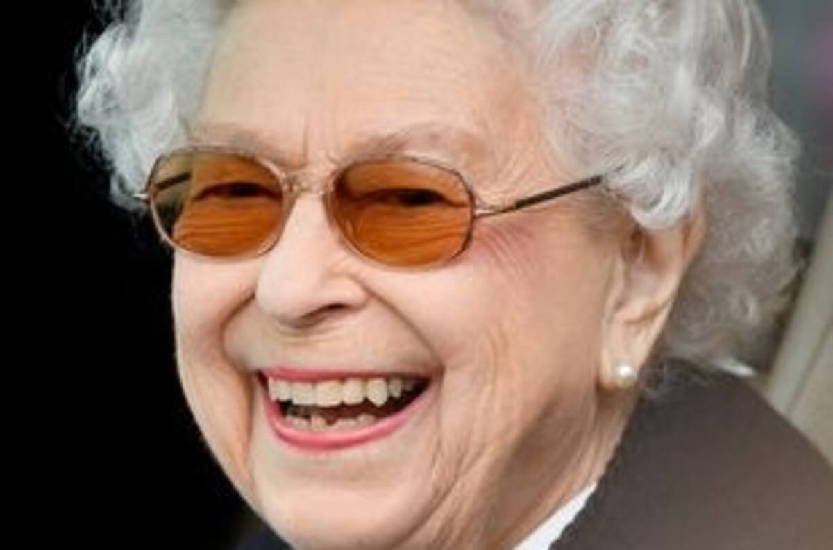La Reina Isabel II llega caminando por sus propios medios al primer acto del Jubileo de Platino