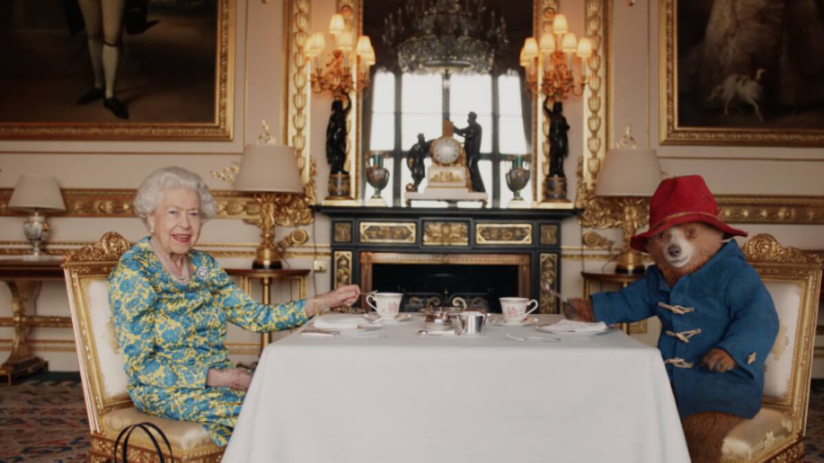 La reina Isabel II y el oso Paddington protagonizan el momento más divertido del Jubileo de Platino