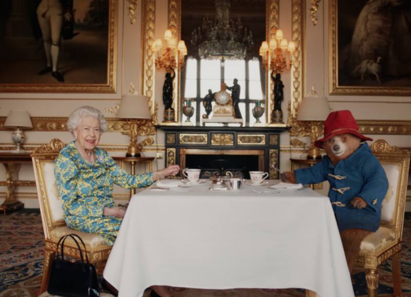 La reina Isabel II y el oso Paddington protagonizan un cortometraje especial del Jubileo de Platino - Créditos: Captura de pantalla