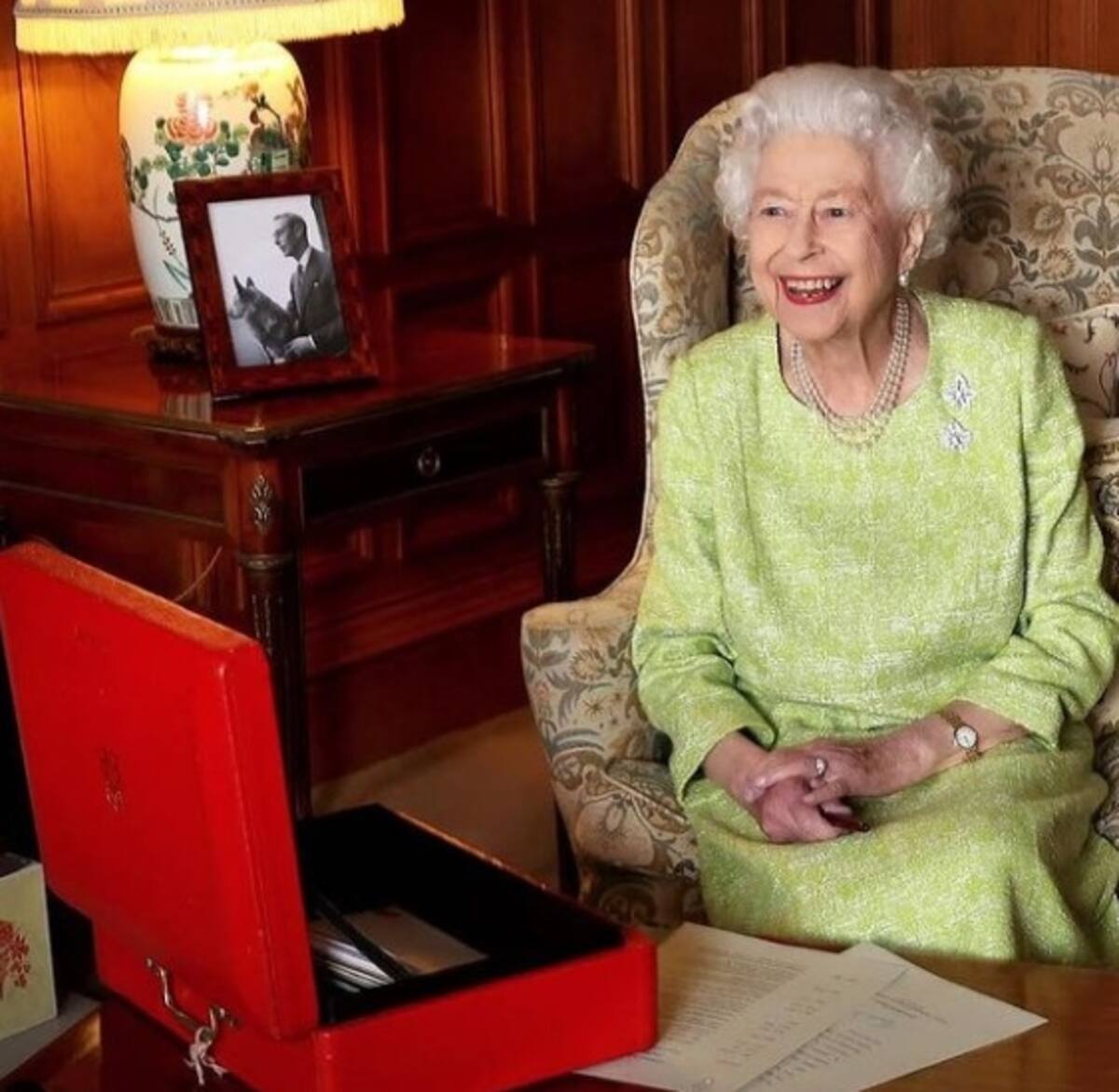 La Reina Isabel II ya puede moverse por donde quiera dentro del castillo de Windsor. - Créditos: Instagram