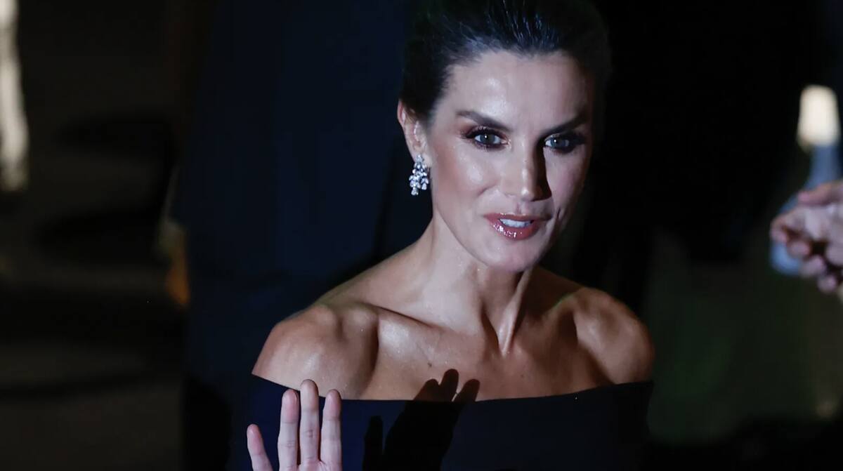 La reina Letizia impacta al lucir su belleza con los hombros al aire y zapatos con joyas - Créditos: Vanity Fair