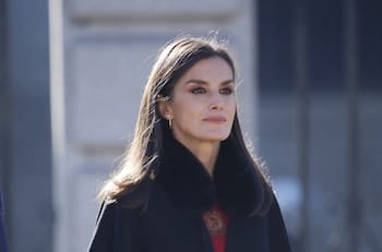 Reina Letizia opacada por autoridad que luce el mismo vestido en ceremonia